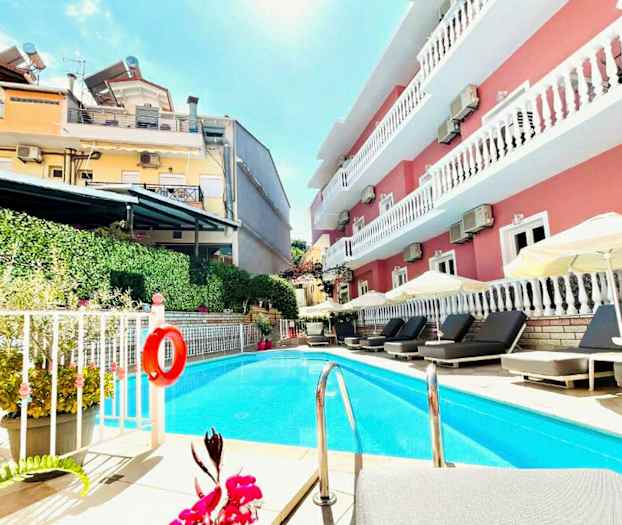 Utendørs svømmebasseng ved et hotell med solsenger og parasoller. (AI-generert tekst)