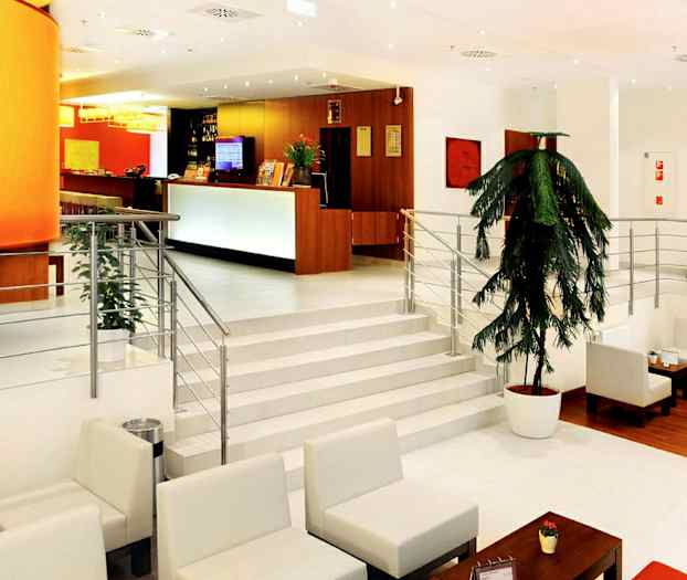 Lys og moderne hotellobby med resepsjon, sofaer, bord og dekorative planter. (AI-generert tekst)