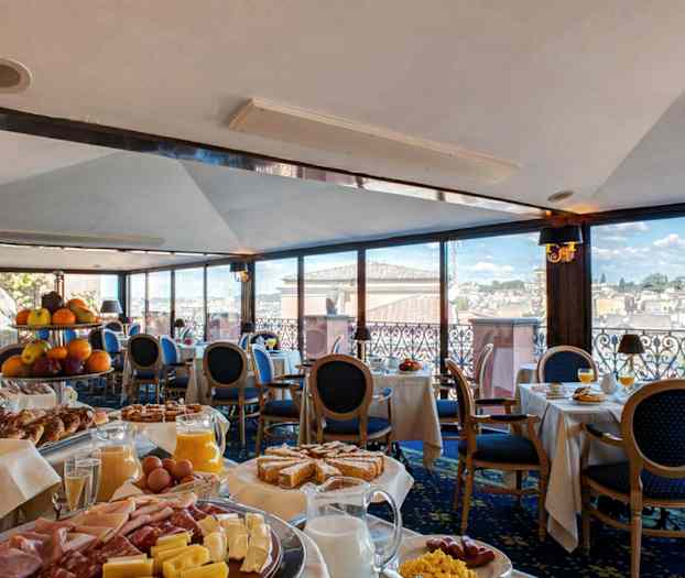 En restaurant med utsikt over byen og dekorerte bord. (AI-generert tekst)