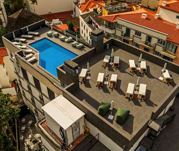 Hotellets takterrase og basseng
