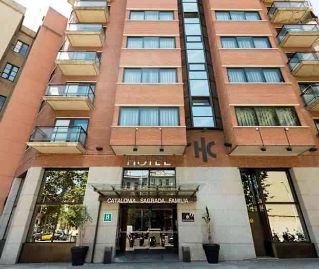 Fasade av et hotell med påskriften "Catalonia Sagrada Familia". (AI-generert tekst)