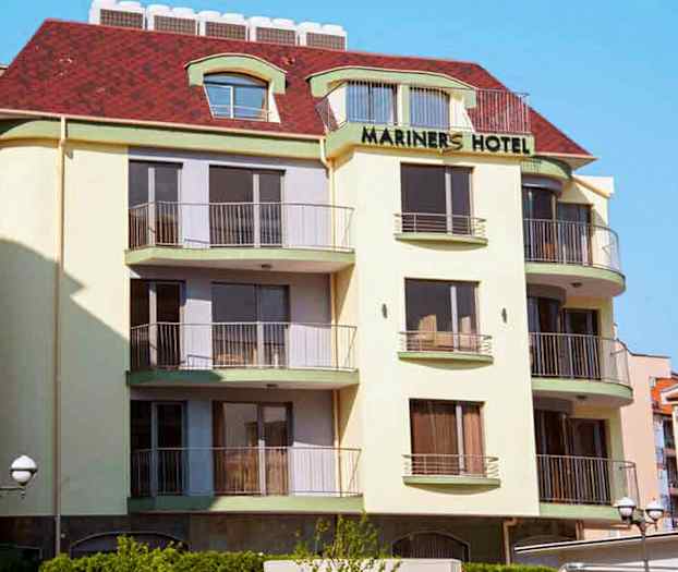 Hotel Mariners bygning med flere etasjer og balkonger. (AI-generert tekst)