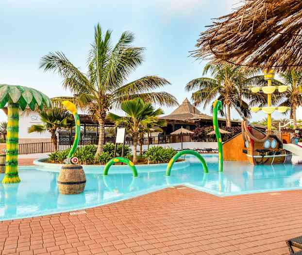 Barnebassenget med sjørøvreskip på nabohotellet Meliá Dunas Beach Resort & Spa, som også barna på Sol Dunas Family Fun kan bruke