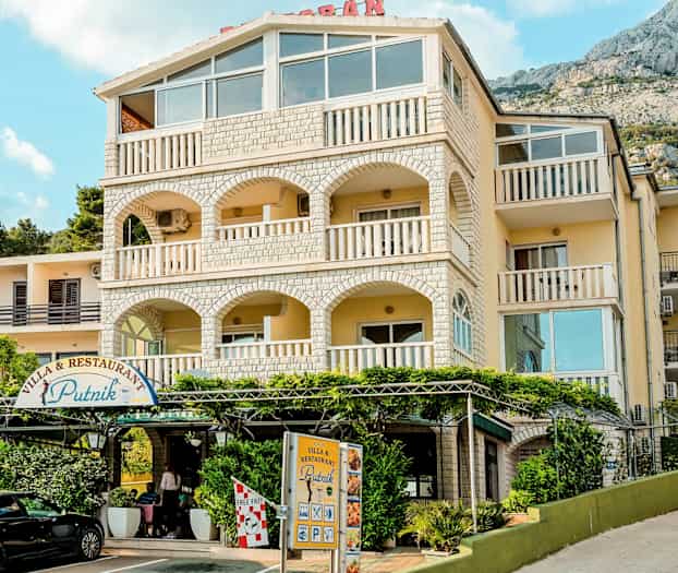 Visning av en bygning med navnet Villa & Restaurant Putnik. (AI-generert tekst)