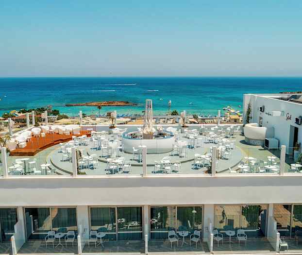 Moderne takterrasse med sitteplasser og utsikt over havet. (AI-generert tekst)