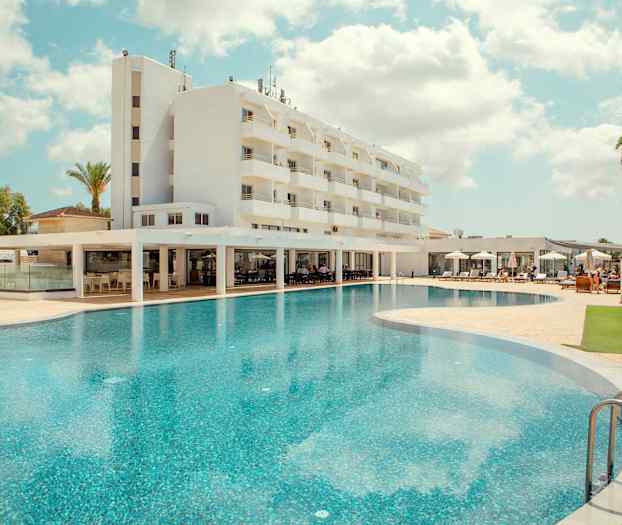 Hotell med et stort basseng og solsenger. (AI-generert tekst)