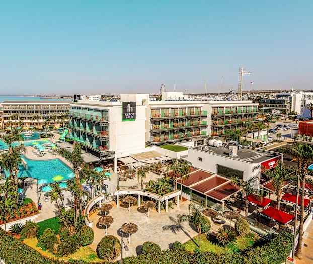 Utsikt over et hotellområde med bassenger og grøntområder. (AI-generert tekst)