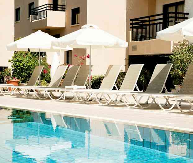 Solstoler ved et basseng med parasoller. (AI-generert tekst)