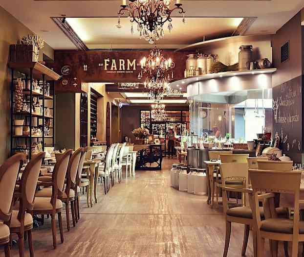 Restaurantinteriør med elegante møbler og glasshengende lamper. (AI-generert tekst)