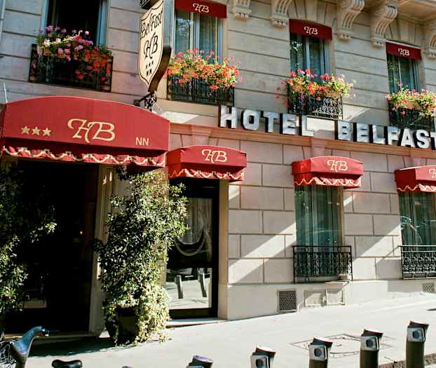 Fasade med navnet Hotel Belfast og røde markiser. (AI-generert tekst)