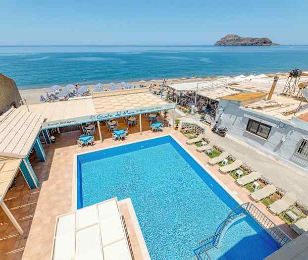 Bilde av et utendørs svømmebasseng med solsenger, restaurantområde og havutsikt i bakgrunnen. (AI-generert tekst)