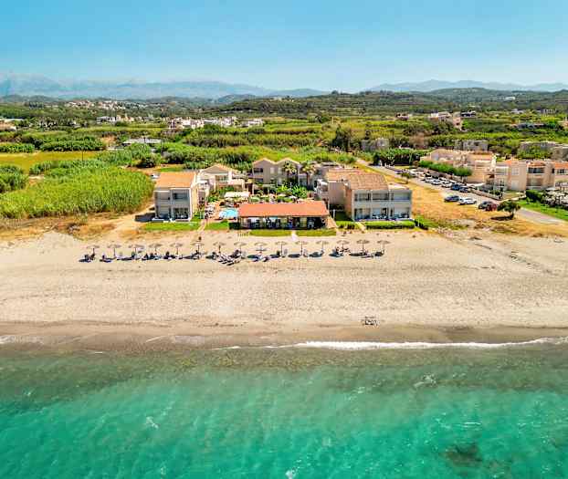 Luftfoto av strand med parasoller og feriested. (AI-generert tekst)