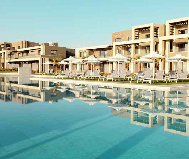 Et basseng med solsenger og parasoller ved et moderne hotell. (AI-generert tekst)