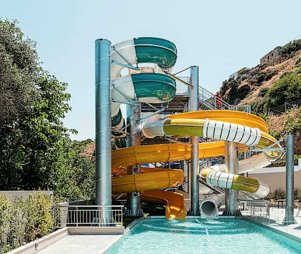 Flere fargerike vannsklier ved et utendørsbasseng. (AI-generert tekst)