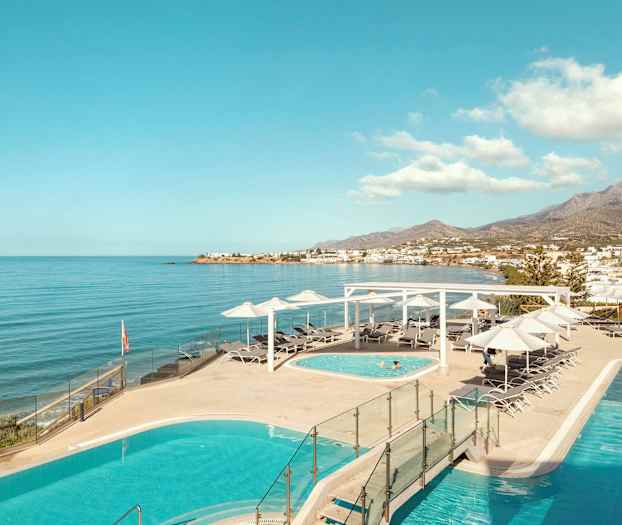 Hotellbassengområde med havutsikt. (AI-generert tekst)