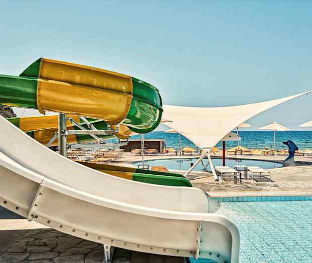 Fargerike vannsklier ved et basseng nær havet. (AI-generert tekst)