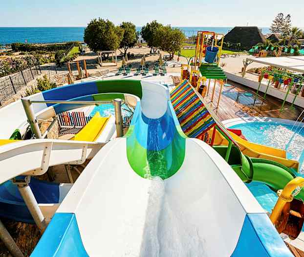 Vannsklier og bassengområde med havet i bakgrunnen. (AI-generert tekst)