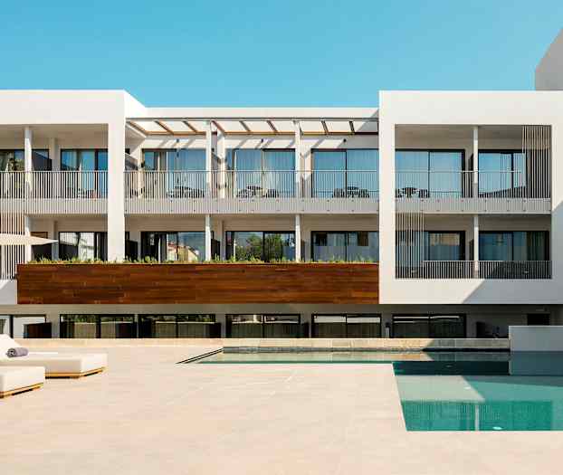 Moderne hotell med basseng og solsenger. (AI-generert tekst)