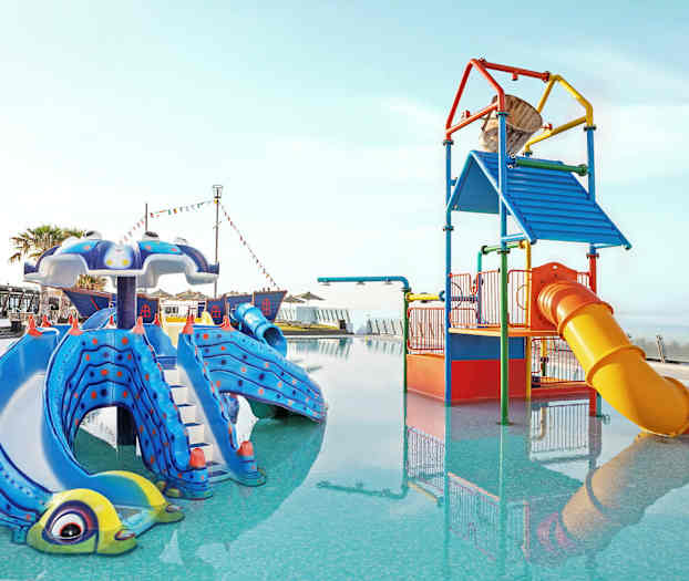 En lekeplass i vann med sklier og fargerik design. (AI-generert tekst)