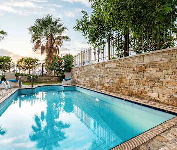 Utendørs basseng med solsenger og palmer i bakgrunnen. (AI-generert tekst)