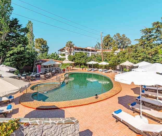 Utendørsbasseng med solsenger og parasoller. (AI-generert tekst)