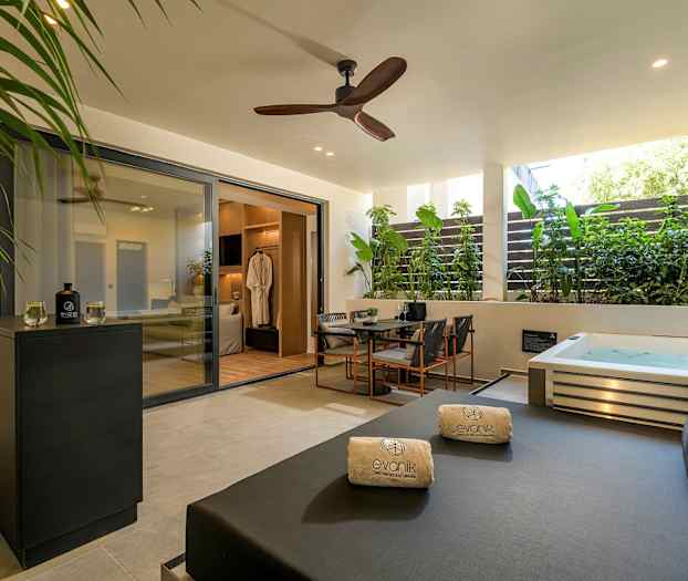 Privat terrasse med boblebad, sittegruppe og solseng. (AI-generert tekst)