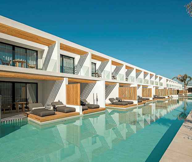 Hotellbygning med loft og direkte tilgang til basseng. (AI-generert tekst)