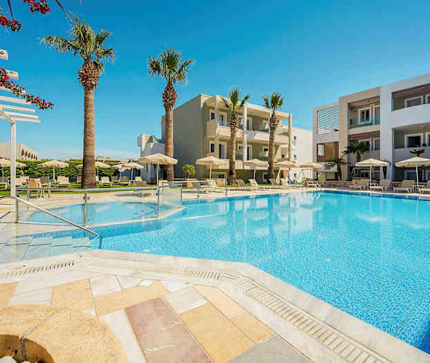 Utendørsbasseng og hotellbygning med solsenger. (AI-generert tekst)