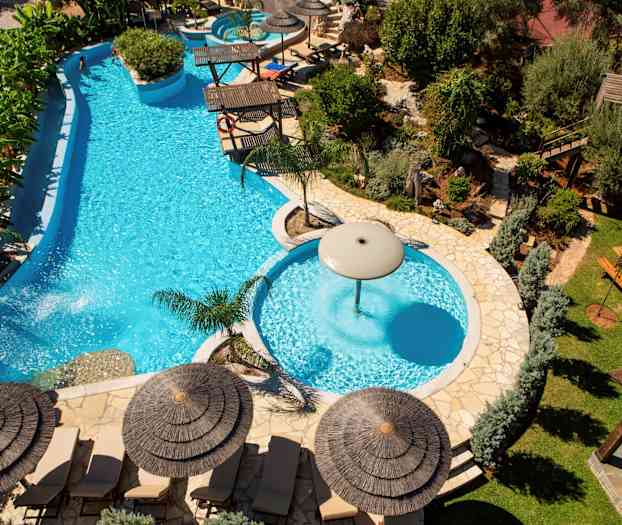 Utendørs svømmebasseng med solsenger og parasoller. (AI-generert tekst)