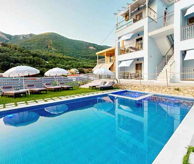 Utendørsbasseng foran hotell med solsenger og parasoller. (AI-generert tekst)