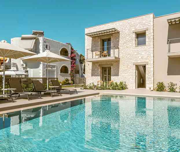 Bilde av et utendørs svømmebasseng foran et moderne steinhus med balkonger. (AI-generert tekst)