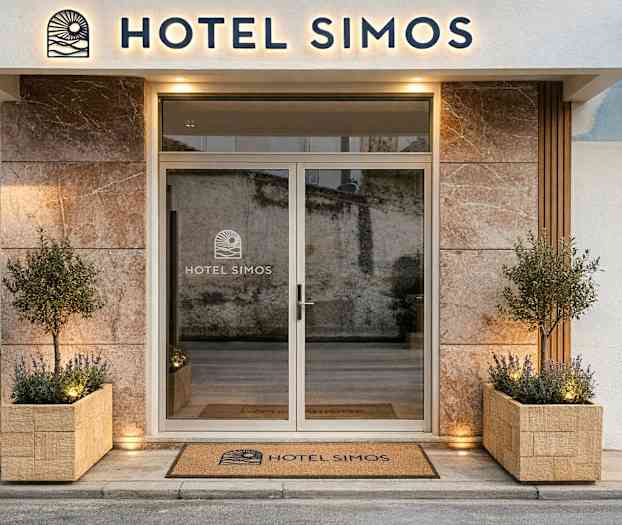 Inngang til Hotel Simos med dekorerte blomsterkasser og en glassdør. (AI-generert tekst)