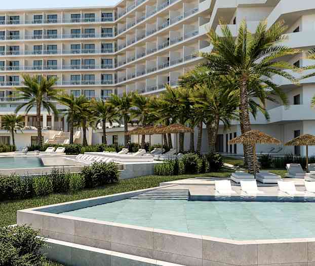 Hotellbygning med balkonger, bassengområde med solsenger og palmer. (AI-generert tekst)