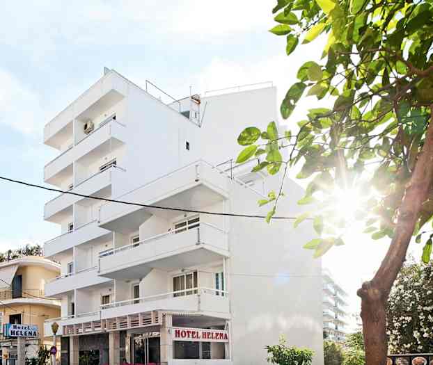 Hvit hotellbygning med balkonger og trær rundt. (AI-generert tekst)