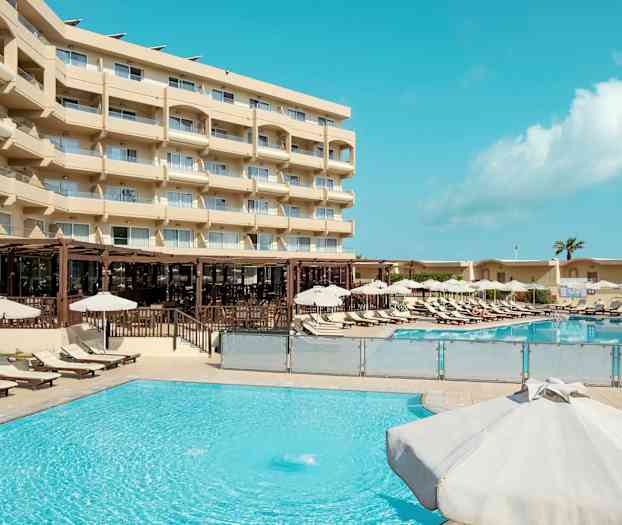 Utendørs basseng med solsenger og parasoller ved et hotell. (AI-generert tekst)