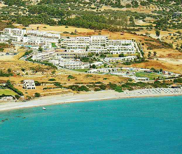 Utsikt over hoteller og bygninger på en bakke nær en strand med solsenger og blått hav. (AI-generert tekst)