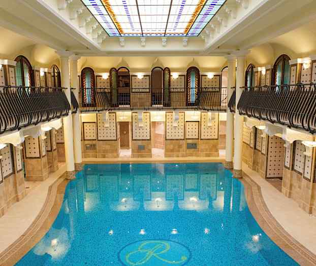 Innendørs basseng med omgivende arkitektur. (AI-generert tekst)