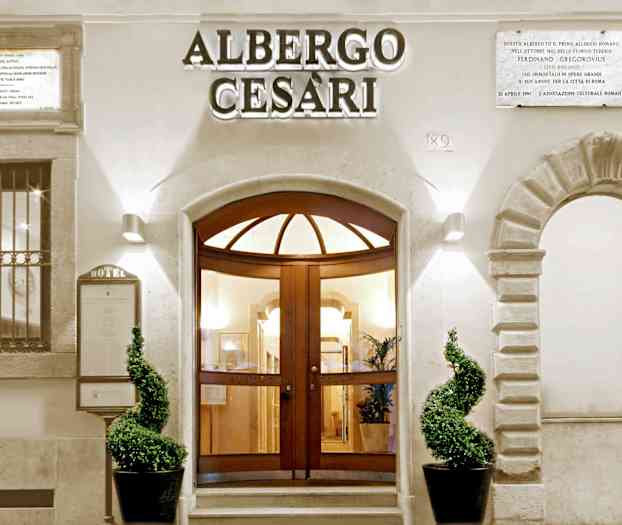 Hotellinngang med velstelte planter og dekorativ arkitektur. (AI-generert tekst)