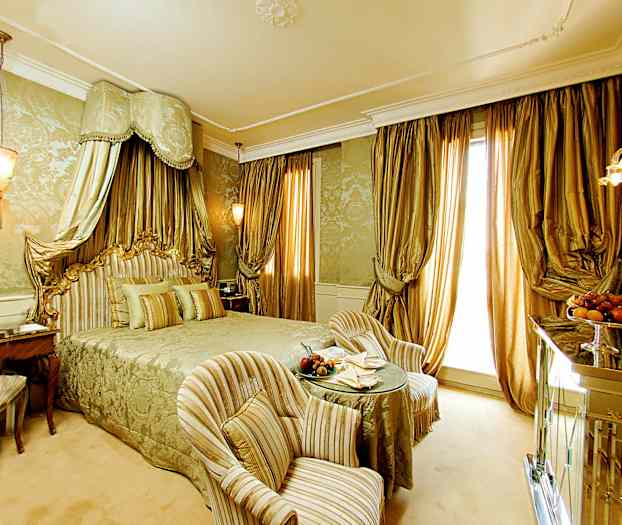 Luksuriøst hotellrom med en stor seng og elegante gylne detaljer. (AI-generert tekst)