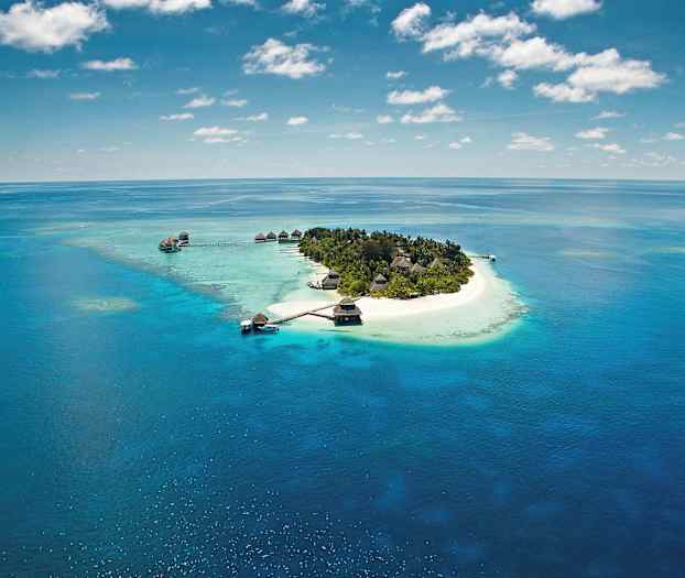 En liten tropisk øy omgitt av turkis vann og hvite sandstrender. (AI-generert tekst)