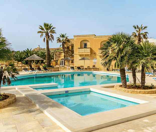 Et utendørsbasseng omgitt av solsenger, parasoller og palmer. (AI-generert tekst)