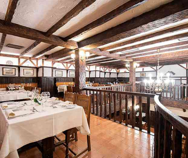 Rustikk restaurant med trebjelker og dekkede bord. (AI-generert tekst)