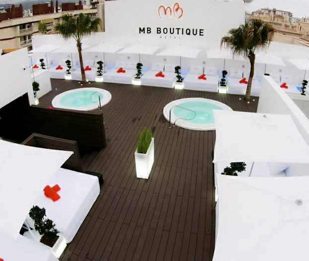 Takterrasse med boblebad, solsenger, parasoller og tropiske planter. (AI-generert tekst)