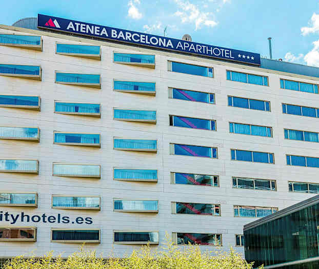 Et flerboligbygg med skilt for Atenea Barcelona Aparthotel og teksten cityhotels.es synlig på fasaden. (AI-generert tekst)