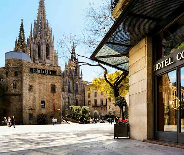 Hotell Colon i forgrunnen, med kirken La Catedral de Barcelona i bakgrunnen. (AI-generert tekst)