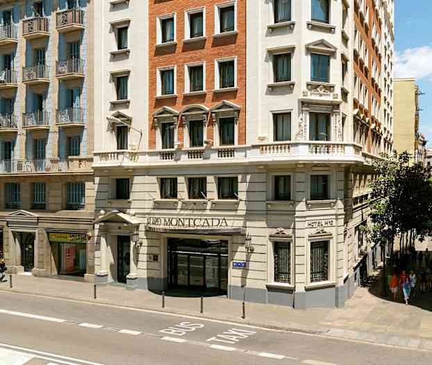 Bygning med hotellfasade ved en gate i bymiljø. (AI-generert tekst)