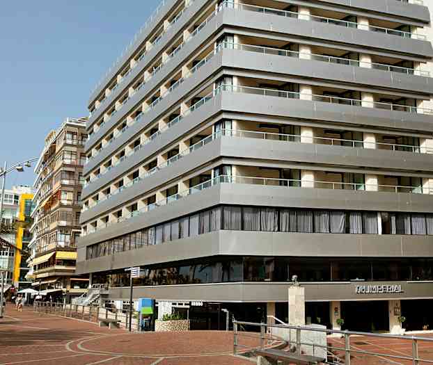 Bilde av en moderne hotellbygning med flere etasjer og balkonger. (AI-generert tekst)