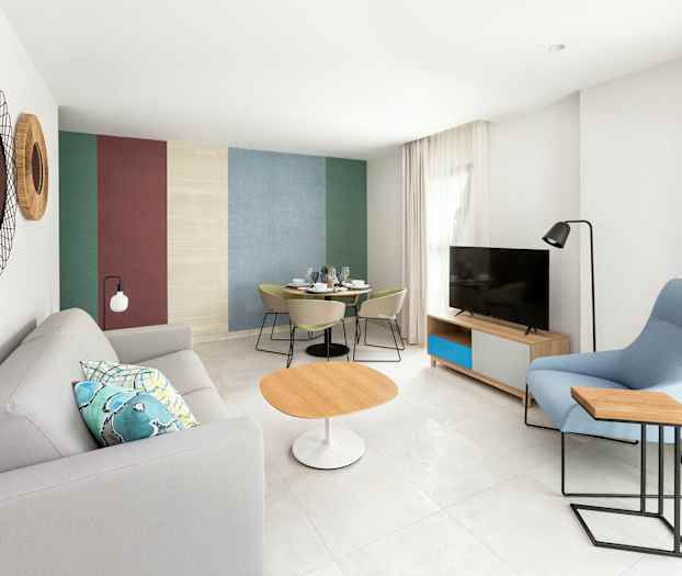 Moderne møblert stue med sofa, bord og TV. (AI-generert tekst)