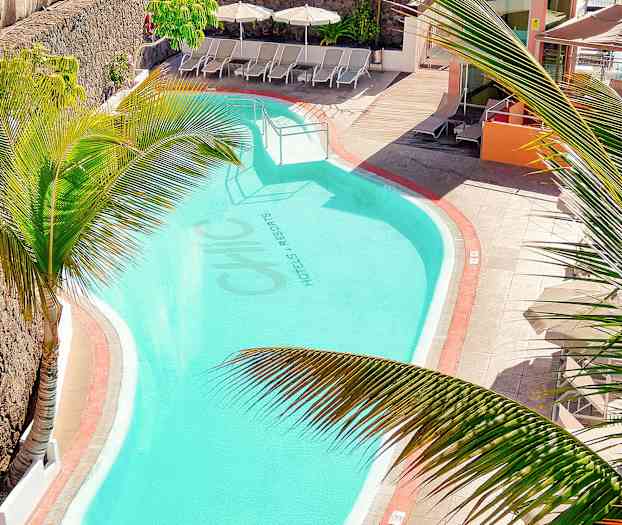 Utendørsbasseng med solsenger og palmer. (AI-generert tekst)