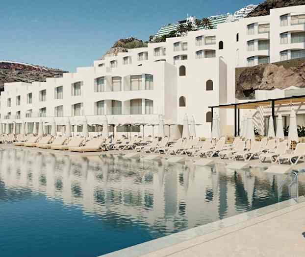 Hvit bygning med balkonger ved et bassengområde med solsenger og parasoller. (AI-generert tekst)